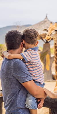 Mentality Cultuur & Vrijetijdsprofielen - vader draagt kind op schouders tijdens uitje