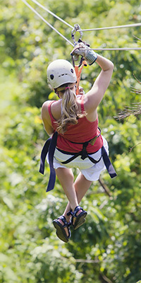 Mentality Cultuur & Vrijetijdsprofielen - vrouw op zipline in het bos