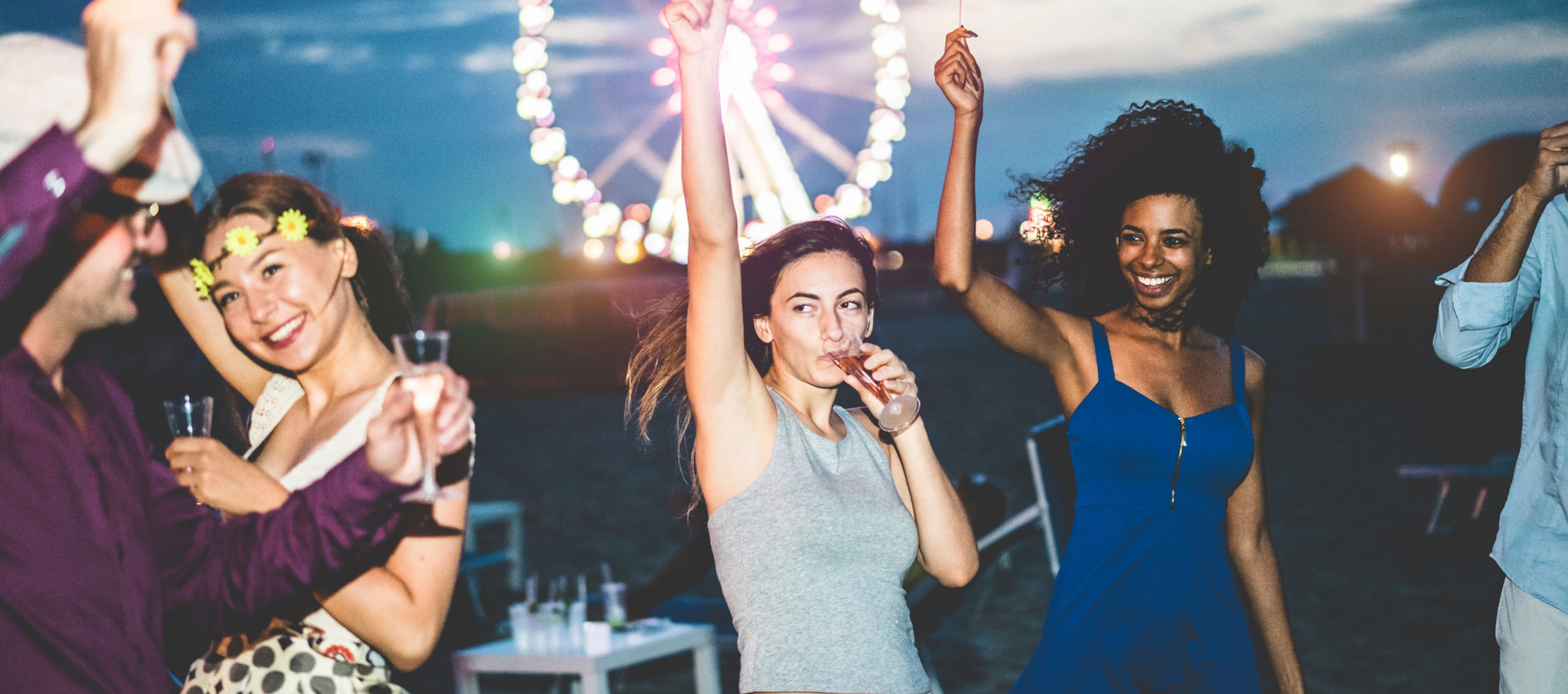Jongeren beleven vrije tijd op een festival