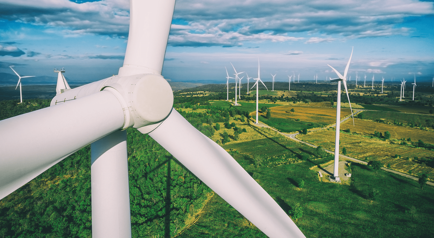 Windmolens in groen landschap vanuit bovenaanzicht