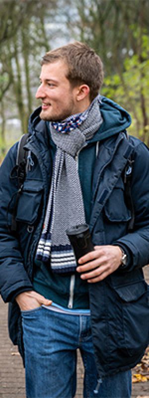 Mentality Duurzaamheidsprofiel Statusbewusten – man in nette kleding buiten