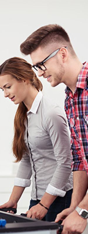 Mentality Financeprofielen – Ambitieuze actieven: jonge man en vrouw werken samen.