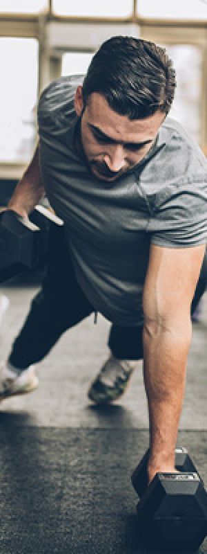 Mentality vitaliteitsprofielen – Prestatiegerichten, sportieve man met springtouw die intensief traint buiten.