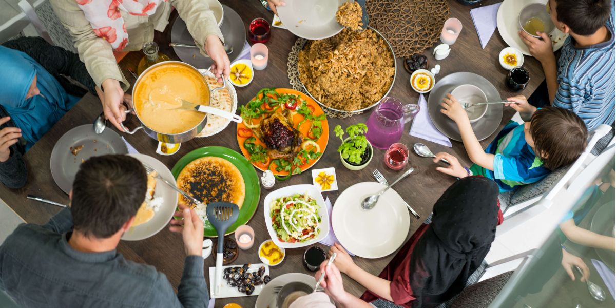 Ramadan tafel vol met eten suikerfeest